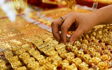 Đầu tư vàng: Một tỷ phú coi đó là "bảo hiểm", Buffett lại chê "vô dụng"?