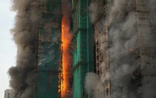 Phát hiện điểm sai sót “tử thần” tại toà nhà bị cháy ở Hong Kong (Trung Quốc), số người chết tiếp tục tăng