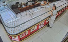 Trộm vàng của chủ, giấu trong bồn xả nước, nữ giúp việc thách thức công an "không đủ chứng cứ"