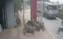 VIDEO: Người vi phạm giao thông ôm đẩy Đại úy CSGT vào đầu xe tải đang lao tới