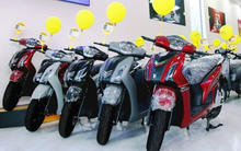 "SH điện" giá rẻ vừa về Việt Nam; Yamaha tung xe tay ga hybrid mới
