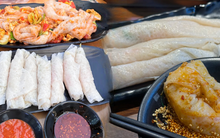 Cuộc so găng thú vị: Bánh cuốn Việt Nam và bánh cuốn Tử Trường, bên thanh tao nước mắm, bên đậm đà sốt cay