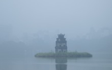 Sáng thứ Bảy, Hà Nội khác lạ khi hứng trọn combo sương mù, ô nhiễm, mưa lạnh