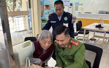 Sau khi tải xuống một ứng dụng, cụ bà đến ngân hàng mở tài khoản, chuẩn bị nạp tiền thì công an xã có mặt, phối hợp với nhân viên LPBank xác minh giao dịch