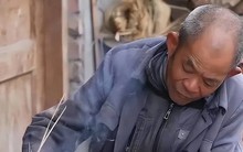 Lão nông nhà nghèo nhận nuôi một bé gái bị bỏ rơi, không ngờ 23 năm sau, chính cô lại kiện ông ra tòa