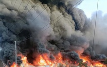 Cột khói cao ngút bốc lên từ 1 công ty ở phường Tân Hiệp, TPHCM