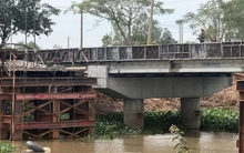 Xe quá tải làm sập cầu ở Tây Ninh