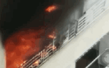 VIDEO: Ngọn lửa bốc ra ngùn ngụt từ căn hộ trên tầng 12 của chung cư