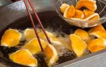 Chỉ 5.000 đồng/cái, món bánh "đế giày" giòn rụm, ngỡ ngàng khi biết nguyên liệu lại quen thuộc đến thế này!