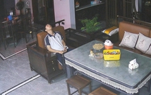 Khung cảnh nam sinh ngồi thất thần giữa phòng khách lúc 23h đêm gây tranh cãi kịch liệt
