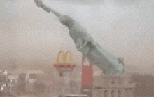 Tượng Nữ thần Tự do ở Brazil bị gió quật đổ