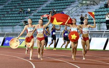 Tự hào 4 cô gái Việt Nam đội nón lá, giơ cao cờ tổ quốc trên đất Thái Lan mừng HCV SEA Games
