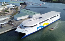 Không phải đến từ Mỹ hay Trung Quốc, tàu điện lớn nhất thế giới vượt thử nghiệm trên biển: Dài 130m, pin nặng 275 tấn, sạc pin chỉ mất 40 phút