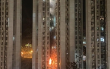 Cháy chung cư ở Hong Kong (Trung Quốc) giữa đêm, có người bị thương, hơn 100 người tháo chạy trong đêm