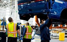 Thời hoàng kim của xe xăng quay trở lại: Loạt hãng lớn từ bỏ xe điện vì không thể bù lỗ, người dân thờ ơ với EV vì trợ cấp không còn