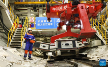 “Chuột sắt khổng lồ” Trung Quốc dài 148 mét, nặng 4.000 tấn, lập kỷ lục bấm nút là đào 10.000m không nghỉ