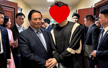 Nam ca sĩ được Thủ tướng Phạm Minh Chính bắt tay chúc mừng, một chi tiết gây sốt