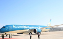 Hình ảnh chuyến bay đầu tiên hạ cánh xuống sân bay Long Thành