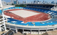 Cận cảnh sân Mỹ Đình sắp thay cỏ mới, hết cảnh 'đá bóng trên mặt ruộng'