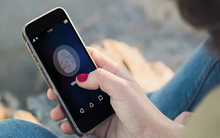 Tại sao không nên sử dụng vân tay, khuôn mặt để mở khóa điện thoại?