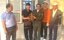 Thấy con vật bò lổm ngổm trong vườn, người dân liền gọi đường dây nóng trình báo