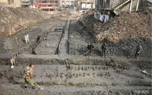 Đào móng công trình, đội công nhân phát hiện trận địa cọc gỗ "hình chữ T" bí ẩn, chuyên gia lập tức phong tỏa hiện trường