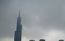 Sương mù phủ TPHCM, nhiều tòa nhà cao tầng mờ ảo trong màn sương