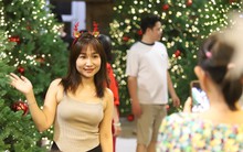 Bạn trẻ rạng rỡ check-in với hàng thông Noel lung linh, huyền ảo
