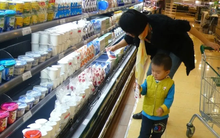 Con trai 4 tuổi lén ăn 1 quả cherry trong siêu thị, bị nhân viên đòi bồi thường nguyên cân: Phản ứng của người mẹ gây bão