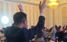 Nhân viên bốc trúng 360 ngày nghỉ phép có lương trong gala cuối năm: Sếp tái mặt yêu cầu thương lượng, kết quả ra sao?