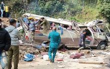 Hiện trường vụ lật xe khách chở đoàn giáo viên đi thiện nguyện khiến 9 người tử vong