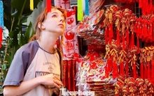 Khách Tây thích thú trải nghiệm không khí Tết sớm trên phố Hàng Mã