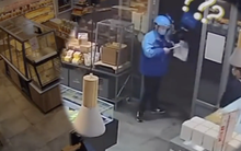 Lấy bánh kem đi giao, nam shipper bất ngờ phát hiện dấu hiệu lạ bên trong khiến anh bật khóc