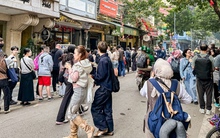 2 hàng quán đang khiến phố cổ Hà Nội đông nghịt, khách Tây khách Việt xếp hàng rồng rắn