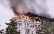 Hà Nội: Lửa cháy ngùn ngụt tại dãy biệt thự liền kề Geleximco trên đường Lê Trọng Tấn