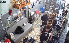 Clip tiệm tóc hú hồn vì nam thanh niên rơi thủng trần nhà xuống đất ở Bắc Ninh: Chuyện không ngờ phía sau