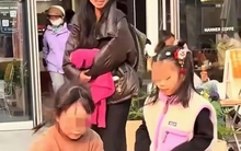 Chỉ vài giây va chạm giữa hai đứa trẻ, cách phản ứng của người mẹ khiến dân mạng lắc đầu: "Như này sao dạy được con?"