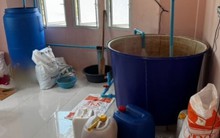 Một trung tướng người Thái Lan chỉ huy cuộc đột kích, tóm gọn đường dây sản xuất nước tương, cà phê giả quy mô lớn, tịch thu hơn 240.000 sản phẩm và loạt chai lọ, máy trộn