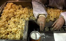 Từng xử phạt mạnh tay người sinh con thứ 2, quốc gia tỷ dân giờ đây phải đánh thuế bao cao su để khuyến khích sinh đẻ: Vài đồng thuế liệu có thắng được chi phí nuôi con lên tới 20 tỷ đồng?