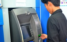 Cách hacker khiến ATM tự động "phun" tiền xối xả như trúng số