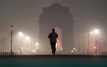 Thủ đô của nền kinh tế hơn 4.000 tỷ USD mờ đặc trong sương mù ô nhiễm: Hơn 30 triệu dân đau đầu, cay mắt vì bụi mịn cao gấp 20 lần mức an toàn, trường học đóng cửa, ca bệnh hô hấp tăng vọt