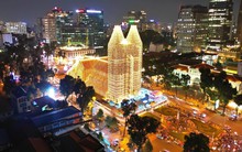 Nhà thờ Đức Bà khoác 1.000 km đèn LED, rực sáng đón Giáng sinh