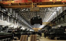 Ông Putin tuyên bố tăng gấp đôi sản lượng xe bọc thép