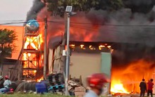 Cháy lớn tại kho phế liệu ở TP.HCM