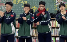 Thay vì mắng mỏ, cô giáo biến học sinh đi học muộn thành “nhóm nhạc nam”: Video triệu like gây sốt