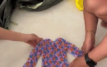 Hơn 4 triệu lượt xem clip chiếc áo độc lạ gửi cứu trợ lũ lụt: Mặc từ lúc sơ sinh đến già vẫn vừa