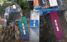 Diễn biến bất ngờ vụ xây nhầm nhà: Bất ngờ phát hiện ngôi mộ khi "thần đèn" di chuyển căn nhà, phải dừng lại làm lễ