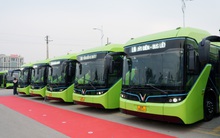 Sáng nay, tỷ phú Phạm Nhật Vượng vừa "bán" được 111 xe buýt điện