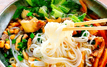 Chán Phượng Hoàng Cổ Trấn, giới trẻ rủ nhau sang Bách Sắc: Thiên đường ẩm thực "sát vách" Việt Nam, ngon quên lối về!