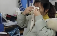 Cháu thi được điểm kém, ông nội viết 1 câu lên bài kiểm tra mà cả MXH bật khóc